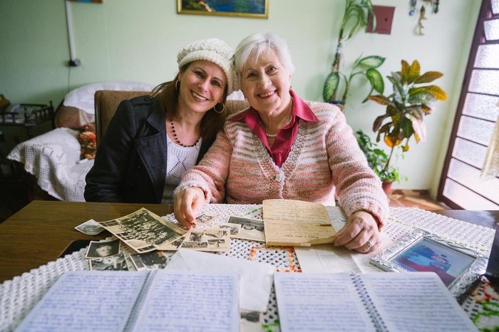  

PORTO ALEGRE, RS, BRASIL, 11/08/2017 :  na foto a amiga Carla Rosane Lopes de Freitas, 52 anos eWanda Zimny, 76 anos que nasceu na Polônia, na época da segunda guerra, e escreveu à mão um livro com sua história de vida e dos seus pais na época da guerra. Hoje ela vive sozinha, sem familiares, e escreve para preservar suas memórias e manter a mente ativa. Vamos até a casa dela ouvir essa história.(Omar Freitas/Agência RBS)
Indexador: Omar Freitas