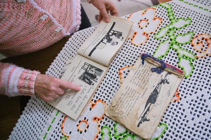  

PORTO ALEGRE, RS, BRASIL, 11/08/2017 : Wanda Zimny, 76 anos nasceu na Polônia, na época da segunda guerra, e escreveu à mão um livro com sua história de vida e dos seus pais na época da guerra. Hoje ela vive sozinha, sem familiares, e escreve para preservar suas memórias e manter a mente ativa. Vamos até a casa dela ouvir essa história.(Omar Freitas/Agência RBS)
Indexador: Omar Freitas