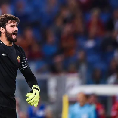Roma's Brazilian goalkeeper Alisson Ramses Becker shouts instructions during the UEFA Champions League Group C football match between AS Roma and Atletico Madrid on September 12, 2017 at the Olympic stadium in Rome. / AFP PHOTO / Filippo MONTEFORTE