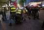 VÍDEO: ao registrar protesto, fotógrafa de ZH é atingida por gás de pimenta por PM