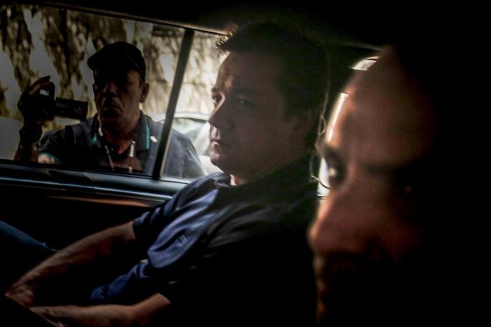 PF prende Wesley Batista e Joesley tem novo pedido de prisão decretado

SP - OPERAÇÃO ACERTO DE CONTAS/WESLEY BATISTA/PRISÃO - POLÍTICA - O empresário Wesley Batista chega ao Fórum Criminal Federal da 6ª Vara, em   São Paulo, para audiência de custódia. Ele foi preso pela Polícia Federal   na manhã desta quarta-feira, 13, na capital paulista. O executivo é   investigado em inquérito sobre manipulação do mercado financeiro referente   ao suposto lucro obtido com a venda de dólares às vésperas da divulgação   da delação premiada dos executivos da J&F. A ordem de prisão contra o   irmão de Joesley Batista, preso no domingo, 10, é da 6ª Vara Federal   Criminal de São Paulo.   13/09/2017 - Foto: SUAMY BEYDOUN/AGIF/ESTADÃO CONTEÚDO

Editoria: POLÍTICA
Local: SÃO PAULO
Indexador: SUAMY BEYDOUN
Fonte: www.agif.com.br
Fotógrafo: AGIF