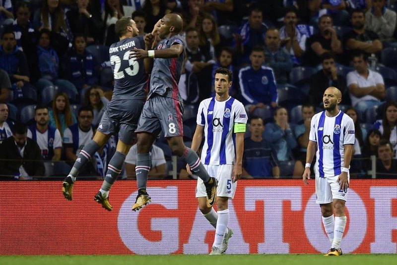 Besiktas Dutch midfielder Ryan Babel (2ndL) celebrates with teammate forward Cenk Tosun after scoring during the UEFA Champions League football match FC Porto vs Beskitas JK at the Dragao stadium in Porto on September 13, 2017. / AFP PHOTO / MIGUEL RIOPA