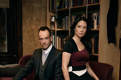 Jonny Lee Miller e Lucy Liu, protagonistas de Elementary. Personagens: Sherlock e Watson