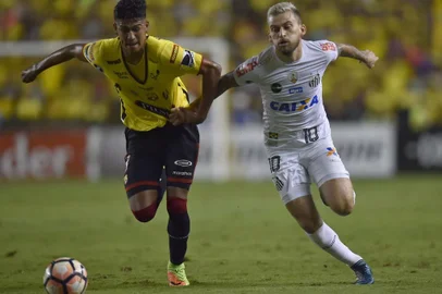 Brazil's Santos Lucas Lima (R) vies for the ball with Ecuador's Barcelona Xavier Arreaga during their 2017 Copa Libertadores football match at the Monumental stadium in Guayaquil, Ecuador on September 13, 2017. / AFP PHOTO / RODRIGO BUENDIA