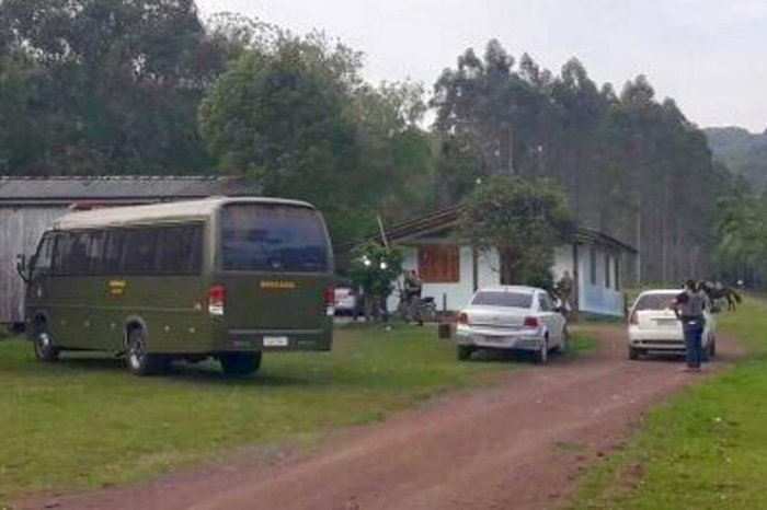 O Ministério Público (MP) e a Brigada Militar (BM) realizaram, na manhã desta quinta-feira (14), uma operação para combater a guerra do tráfico em Santo Antônio da Patrulha, no Litoral Norte. Cinco pessoas foram mortas em apenas oito dias entre maio e junho deste ano. Foram contabilizados, até as 8h40min de hoje, 18 presos. Cinco criminosos foram detidos nesta manhã, 13 foram presos durante a investigação e quatro suspeitos ainda estão foragidos. 