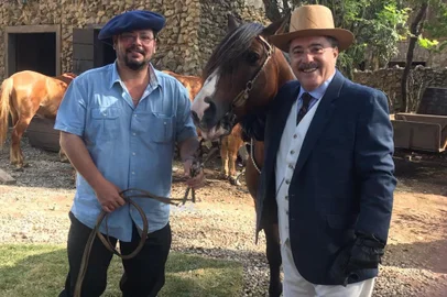 André Luís Vaz Machado, 45 anos, é quem prepara os cavalos e os atores para as cenas de Tempo de Amar.  São cavalos crioulos que vão servir de fiéis escudeiros para Maria Vitória (Vitória Strada), José Augusto (Tony Ramos) e Fernão (Jayme Matarazzo). 
