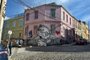 Casas coloridas e grafites nas ruas do Cerro Concepción, em Valparaíso, Chile.