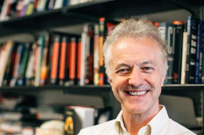 Ele é um cientista polêmico. Foi o primeiro a usar técnicas de diagnóstico por imagem para escanear cérebros de criminosos e tentar compreender seu funcionamento. O britânico Adrian Raine não altera o tom de voz para rebater as acusações que o perseguem: suas pesquisas poderiam remeter a um passado sombrio, quando a biologia foi usada tentar justificar o discurso de superioridade racial. Conversamos por 50 minutos no seu espaço escritório da Rua Walnut, Filadélfia. Entre os seus livros mais famosos, A Anatomia da Violência foi lançado no Brasil, país que Raine conhece bem.