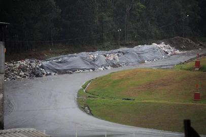  CAXIAS DO SUL, RS, BRASIL, 15/09/2017. Estação de transbordo da Coleta de lixo da Codeca acumula material de 15 dias em espaço a céu aberto. Depois de denúncia, lixo foi parcialmente coberto com lonas. (Diogo Sallaberry/Agência RBS)