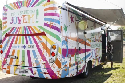 A unidade móvel do projeto Fique Sabendo Jovem estaciona no Parque Farroupilha (Redenção) neste domingo, 17, com testes gratuitos de HIV e sífilis oferecidos ao público jovem. Das 14h30 às 18h30, o ônibus estará na rua José Bonifácio, próximo do Monumento ao Expedicionário. Com segurança e privacidade, o resultado sai em apenas 30 minutos. Em caso de chuva, a ação será cancelada.

Equipada com consultórios, a estrutura tem espaço para testagem rápida e acolhimento e é adaptada a pessoas com necessidades especiais. O objetivo do projeto é ampliar o número de testes voluntários e a prevenção, além de aumentar o encaminhamento para tratamento, que deve começar o quanto antes. A ideia, ainda, é que o jovem diagnosticado reagente ao HIV não abandone o uso da medicação antirretroviral, necessária à manutenção da qualidade de vida. 

Estratégia inovadora de prevenção e educação em saúde sobre direitos sexuais e reprodutivos direcionada à juventude, o projeto é uma iniciativa do Fundo das Nações Unidas para a Infância (Unicef), em parceria com a Secretaria Municipal de Saúde (SMS). Saiba mais na fanpage do Facebook. A população em geral tem acesso a testes rápidos de HIV nas unidades de saúde de referência, onde podem ser obtidas orientações e mais informações.