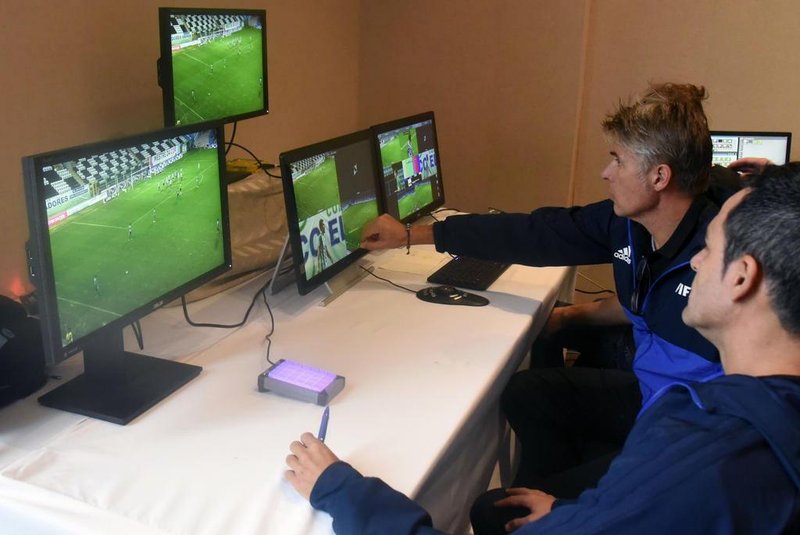 FIFAs referees are pictured during a video assistance (VAR) training course for the referees of the region, at the Conmebols headquarters in Luque, Paraguay on September 14, 2017.


The VAR will begin to be used during the semifinals and finals of the 2017 Libertadores and Sudamericana Cups. / AFP PHOTO / NORBERTO DUARTE