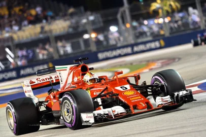  

Ferraris German driver Sebastian Vettel drives during the qualifying session of the Formula One Singapore Grand Prix in Singapore on September 16, 2017.  / AFP PHOTO / Roslan RAHMAN

Editoria: SPO
Local: Singapore
Indexador: ROSLAN RAHMAN
Secao: motor racing
Fonte: AFP
Fotógrafo: STF