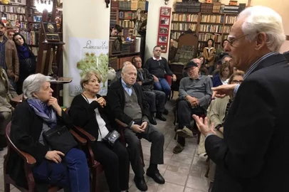 A menina Clarissa que dá nome a um dos livros de Erico Verissimo é apresentada aos leitores num dia luminoso de primavera, com pessegueiros e glicínias floridos. Nada a ver com esta manhã chuvosa do último sábado do inverno de 2017 em que encontro Clarissa, a filha de Erico, mulher madura, ao lado do irmão Luis Fernando Verissimo. Estamos todos na livraria mágica de Porto Alegre, que leva o nome de Erico Verissimo, uma joia encravada no Centro Histórico (Rua Jerônimo Coelho, em frente ao Hotel Embaixador).