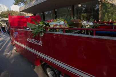 ENTERRO APRESENTADOR MARCELO REZENDE

SP - ENTERRO-MARCELO-REZENDE - GERAL - Enterro do jornalista e apresentador da Record TV, Marcelo Rezende, no Cemitério Congonhas, na zona sul de São Paulo (SP), neste domingo (17). Rezende faleceu na tarde do último sábado (16), no Hospital Moriah na zona sul de São Paulo (SP), vítima de falência múltipla de órgãos em decorrência de um câncer no pâncreas. 17/09/2017 - Foto: PAULO LOPES/FUTURA PRESS/FUTURA PRESS/ESTADÃO CONTEÚDO

Editoria: GERAL
Local: SÃO PAULO
Indexador: PAULO LOPES
Fotógrafo: FUTURA PRESS