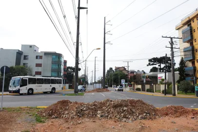  CAXIAS DO SUL, RS, BRASIL (28/08/2017). Avenida Abramo Randon. O cidadão Roberto Fiorio reclama do andamento lento da obra da nova rótula no entroncamento das ruas Atílio Andreazza com Avenida Abramo Randon, bairro Interlagos. (Roni Rigon/Pioneiro).