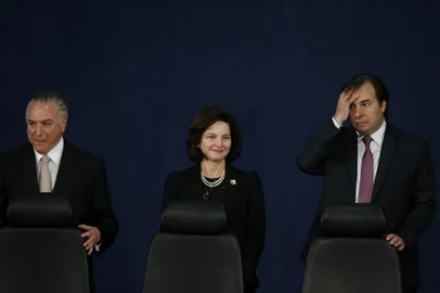 O presidente Michel Temer (e) e o presidente da Câmara dos Deputados,   Rodrigo Maia (DEM-RJ)(d) durante a cerimônia de posse de Raquel Dodge (c),   a primeira mulher a assumir a Procuradoria-Geral da República (PGR), nesta       segunda-feira, 18, na sede da Procuradoria-Geral da República, em       Brasília. Ela substitui Rodrigo Janot, que cumpriu o mandato por dois 