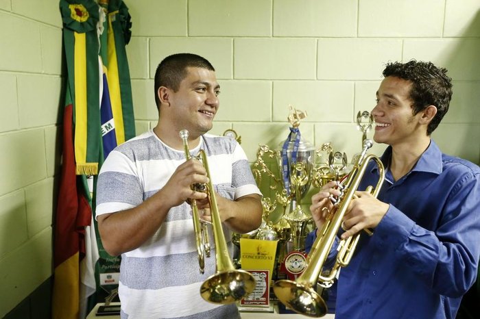  

ALVORADA, RS, BRASIL, 13-09-2017: Renato de Oliveira Nunes Junior, 19 anos, estudante de trompete da escola da Ospa, faz campanha para angariar o dinheiro necessário para se manter na Europa. O jovem, morador do Bairro Umbu, em Alvorada, ganhou parte de uma bolsa de estudos na Bélgica. O professor Valter Masero, regente da banda da Escola Estadual Mario Quintana, foi quem deu o primeiro trompete a Renato. (CARLOS MACEDO/AGÊNCIA RBS)