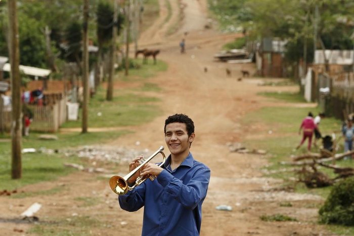  

ALVORADA, RS, BRASIL, 13-09-2017: Renato de Oliveira Nunes Junior, 19 anos, estudante de trompete da escola da Ospa, faz campanha para angariar o dinheiro necessário para se manter na Europa. O jovem, morador do Bairro Umbu, em Alvorada, ganhou parte de uma bolsa de estudos na Bélgica. (CARLOS MACEDO/AGÊNCIA RBS)