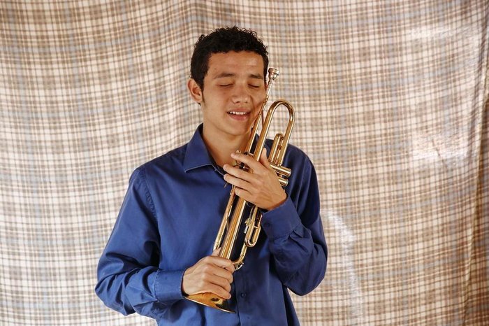  

ALVORADA, RS, BRASIL, 13-09-2017: Renato de Oliveira Nunes Junior, 19 anos, estudante de trompete da escola da Ospa, faz campanha para angariar o dinheiro necessário para se manter na Europa. O jovem, morador do Bairro Umbu, em Alvorada, ganhou parte de uma bolsa de estudos na Bélgica. (CARLOS MACEDO/AGÊNCIA RBS)