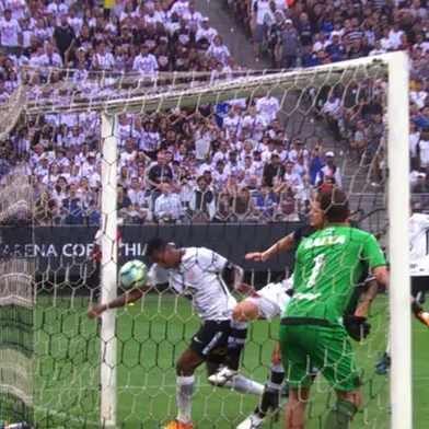 O atacante Jô, do Corinthians, marca gol irregular com a mão no jogo contra o Vasco no Itaquerão pela 24ª rodada do Brasileirão.