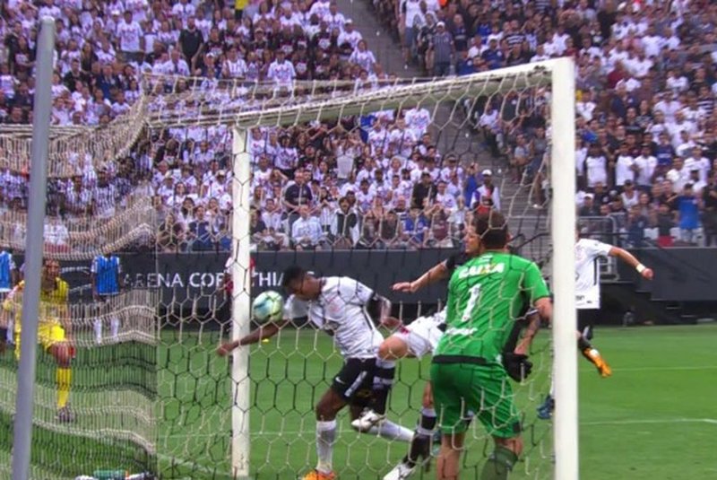 O atacante Jô, do Corinthians, marca gol irregular com a mão no jogo contra o Vasco no Itaquerão pela 24ª rodada do Brasileirão.
