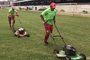 Funcionários do Náutico cortam a grama do estádio Lacerdão, onde o Irter enfrentará o Náutico, pela Série B