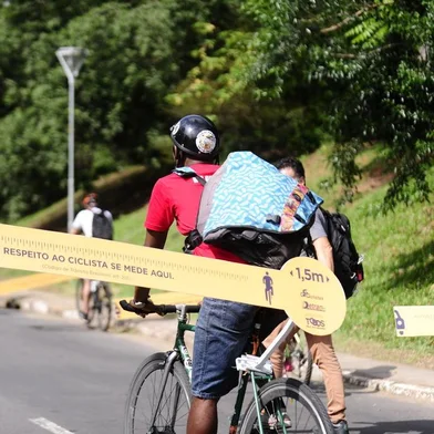  

PORTO ALEGRE, RS, BRASIL, 19-09-2017. Servidores do Departamento Estadual de Trânsito (Detran-RS) e grupos de cicloativistas em uma pedalada diferente nesta terça-feira (19). Em bicicletas com uma régua de 1,5m acoplada nas bicicletas. (RONALDO BERNARDI/AGÊNCIA RBS)