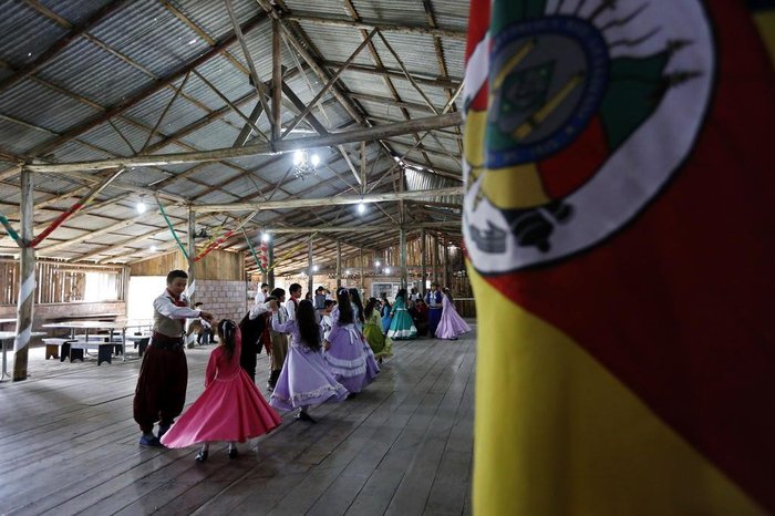 PORTO ALEGRE, RS, BRASIL, 14-09-2017: Ensaio de dança no CTG Porteira da Restinga. É o único centro de tradições gaúchas do bairro Restinga. Há alguns anos, o local estava abandonado. Agora, graças à união da comunidade e motivação do ex-patrão Tarciso da Cunha, o CTG foi reconstruído e concentra diversas atividades. O atual patrão é Luis Unirio Leite. (Foto: Mateus Bruxel / Agência RBS)