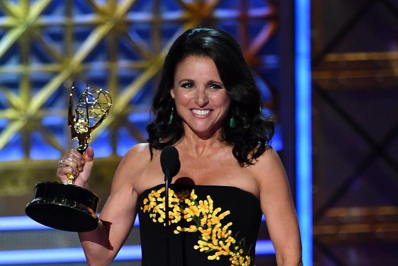 Julia Louis-Dreyfus poses with the Emmy for Outstanding Lead Actress in a Comedy Series for "Veep" during the 69th Emmy Awards at the Microsoft Theatre on September 17, 2017 in Los Angeles, California. / AFP PHOTO / Mark RALSTON
