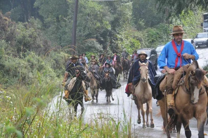  CAXIAS DO SUL, RS, BRASIL, 23/04/2016 - Cavalgada do Divino Espírito Santo sai de Ana Rech em Direção à Fazenda Souza. (JONAS RAMOS/AGÊNCIA RBS)