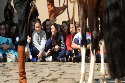  CAXIAS DO SUL, RS, BRASIL, 19/09/2017. Projeto Cavalo Crioulo nas Escolas, realizado pelo Núcleo de Criadores de Cavalos Crioulos dos Vinhedos na Escola Estadual de Ensino Fundamental Coronel José Pena de Moraes. (Diogo Sallaberry/Agência RBS)