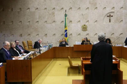  

Por 9 votos a 0, o Supremo Tribunal Federal (STF) rejeitou hoje (13) pedido feito pela defesa do presidente Michel Temer para que seja declarada a suspeição do procurador-geral da República, Rodrigo Janot, para atuar nas investigações relacionadas ao presidente, iniciadas a partir das delações da JBS.

Foto: Valter Campanato/Agência Brasil