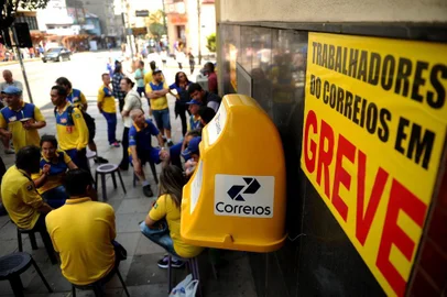  CAXIAS DO SUL, RS, BRASIL, 22/09/2017. Funcionários dos Correios entram em greve no estado. Em Caxias do Sul, houve movimentação na frente da agência dos correios central, na Rua Sinimbu. De acordo com os grevistas, em Caxias, são cerca de 75 funcionários parados. (Diogo Sallaberry/Agência RBS)