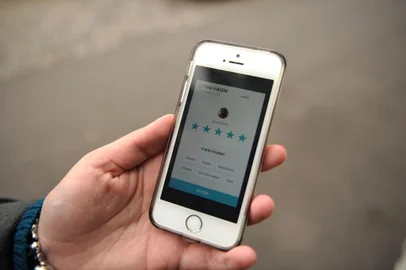  CAXIAS DO SUL, RS, BRASIL, 28/10/2016. Reportagem testou os serviços do aplicativo Uber e de táxi por meio do app Easy Táxi. Corrida iniciou no bairro Santa Lúcia e terminou na Câmara de Vereadores, no Centro de Caxias do Sul. Na foto, motorista do Uber. (Diogo Sallaberry/Pioneiro)