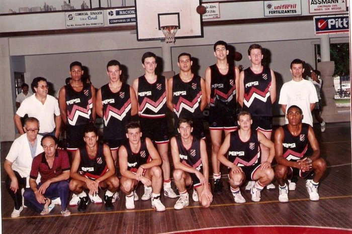 Marcio Chagas e o time de basquete da SOGIPA de 1992.