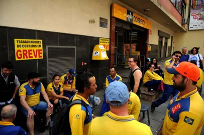  CAXIAS DO SUL, RS, BRASIL, 22/09/2017. Funcionários dos Correios entram em greve no estado. Em Caxias do Sul, houve movimentação na frente da agência dos correios central, na Rua Sinimbu. De acordo com os grevistas, em Caxias, são cerca de 75 funcionários parados. (Diogo Sallaberry/Agência RBS)