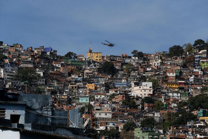 Rio de Janeiro - Policiais militares fazem operação na favela da Rocinha após guerra entre quadrilhas rivais de traficantes pelo controle da área.