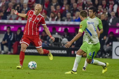 Bayern Munichs Dutch midfielder Arjen Robben (L) plays the ball during the German First division Bundesliga football match FC Bayern Munich vs VfL Wolfsburg in Munich, southern Germany, on September 22, 2017. / AFP PHOTO / Guenter SCHIFFMANN / RESTRICTIONS: DURING MATCH TIME: DFL RULES TO LIMIT THE ONLINE USAGE TO 15 PICTURES PER MATCH AND FORBID IMAGE SEQUENCES TO SIMULATE VIDEO. == RESTRICTED TO EDITORIAL USE == FOR FURTHER QUERIES PLEASE CONTACT DFL DIRECTLY AT + 49 69 650050
