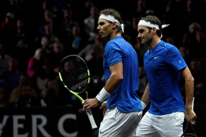  Switzerland's Roger Federer (R) and Spain's Rafael Nadal of Team Europe are seen during their double tennis match against Team World's  Sam Querrey and Jack Sock during the second day of the Laver Cup on September 23, 2017 in O2 Arena, in Prague.  / AFP PHOTO / Michal CizekEditoria: SPOLocal: PragueIndexador: MICHAL CIZEKSecao: tennisFonte: AFPFotógrafo: STR