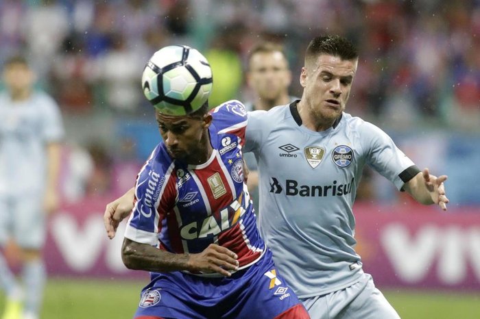 BAHIA X GRÊMIO

BA - BRASILEIRÃO/BAHIA X GRÊMIO - ESPORTES - Eduardo (E),, do Bahia, disputa lance com Ramiro, do Grêmio, em partida válida pela 25ª   rodada do Campeonato Brasileiro, na Arena Fonte Nova, em Salvador, neste domingo, 24.   24/09/2017 - Foto: LÚCIO TÁVORA/AGÊNCIA TEMPO/ESTADÃO CONTEÚDO

Editoria: ESPORTES
Local: SALVADOR
Indexador: LÚCIO TÁVORA
Fotógrafo: AGÊNCIA TEMPO