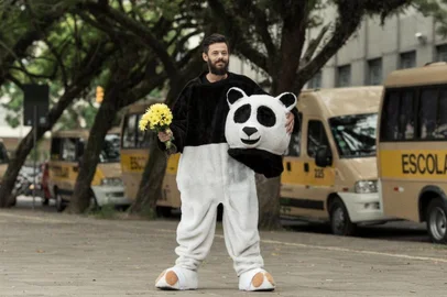 Humorista Nando Viana se apresenta em Porto Alegre com o espetáculo O Mundo Não Tá Nem Aí Pro Teu Planejamento