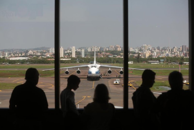  PORTO ALEGRE, RS, BRASIL, 25-09-2017. Segundo maior avião cargueiro do mundo, Antonov 124 pousa em Porto Alegre. Imponência e tamanho da aeronave chamaram atenção de quem estava no Aeroporto Salgado Filho. (ANDRÉ ÁVILA/AGÊNCIA RBS)