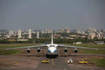  PORTO ALEGRE, RS, BRASIL, 25-09-2017. Segundo maior avião cargueiro do mundo, Antonov 124 pousa em Porto Alegre. Imponência e tamanho da aeronave chamaram atenção de quem estava no Aeroporto Salgado Filho. (ANDRÉ ÁVILA/AGÊNCIA RBS)