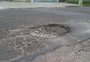 Buraco no bairro Jardim Itu, em Porto Alegre, provoca transtornos aos motoristas