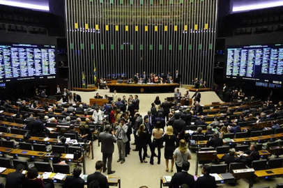  

PlenÃ¡rio durante sessÃ£o conjunta do Congresso Nacional. Presidente do Senado Federal, senador EunÃ­cio Oliveira (PMDB-CE) inicia sessÃ£o conjunta do Congresso para apreciaÃ§Ã£o de dois destaques restantes do PLN 17/2017, que revisa a meta fiscal.

Mesa:
presidente do Senado Federal senador EunÃ­cio Oliveira (PMDB-CE); 
secretÃ¡rio-geral da Mesa Luiz Fernando Bandeira de Mello; 
senador JoÃ£o Alberto Souza (PMDB-MA); 
senador SÃ©rgio PetecÃ£o (PSD-AC).

Foto: Jonas Pereira/AgÃªncia Senado
Local: BrasÃ­lia
Indexador: Jonas Pereira
Fonte: AgÃªncia Senado
Fotógrafo: jp