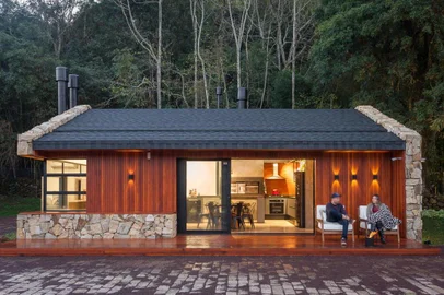 Projeto do escritório Cadi Arquitetura. Chalé, pedra, madeira, ferro, tijolo, lago