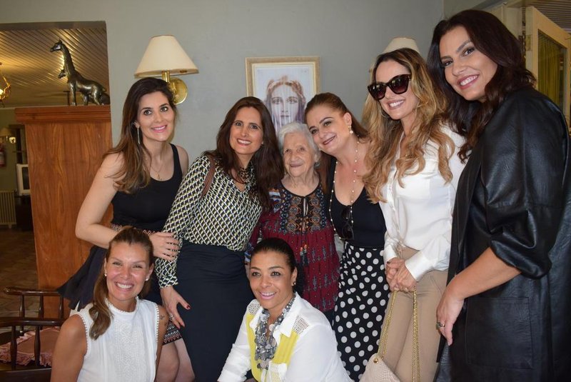 Misses em visita ao Lar dos Idosos em Gramado. NA FOTO: Entre elas, Deise Nunes, Miss Brasil 1986, e Rafaela Zanella, Miss Brasil 2006 