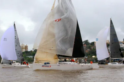 O barco San Chico 3, comandado por Francisco Freitas (CDJ) e sua tripulação, foi o grande campeão do Circuito Conesul, levando o título da classe ORC International, disputado em Porto Alegre, nas águas do Guaíba. 