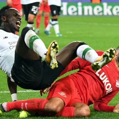 Liverpool's forward from Senegal Sadio Mane and Spartak Moscow's midfielder from Russia Alexander Samedov vie for the ball during the UEFA Champions League Group E football match between FC Spartak Moscow and Liverpool FC at the Otkrytie Arena stadium in Moscow on September 26, 2017. / AFP PHOTO / Yuri KADOBNOV