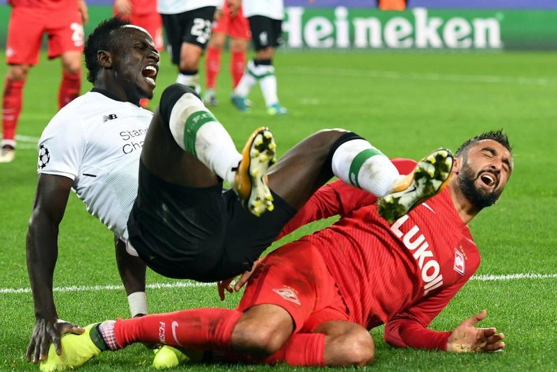 Liverpool's forward from Senegal Sadio Mane and Spartak Moscow's midfielder from Russia Alexander Samedov vie for the ball during the UEFA Champions League Group E football match between FC Spartak Moscow and Liverpool FC at the Otkrytie Arena stadium in Moscow on September 26, 2017. / AFP PHOTO / Yuri KADOBNOV